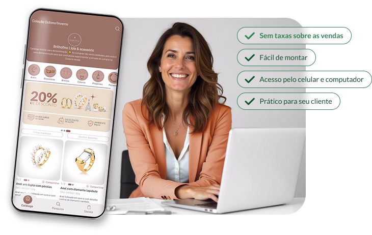 Mulher sorridente usando notebook ao lado de celular exibindo catálogo online de joias e acessórios, mostrando os benefícios do Conecta Venda: sem taxas, fácil de montar e acesso por celular e computador.