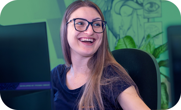 Colaboradora do Conecta Venda sorrindo durante o trabalho, representando o atendimento humanizado e a conexão próxima com os clientes.